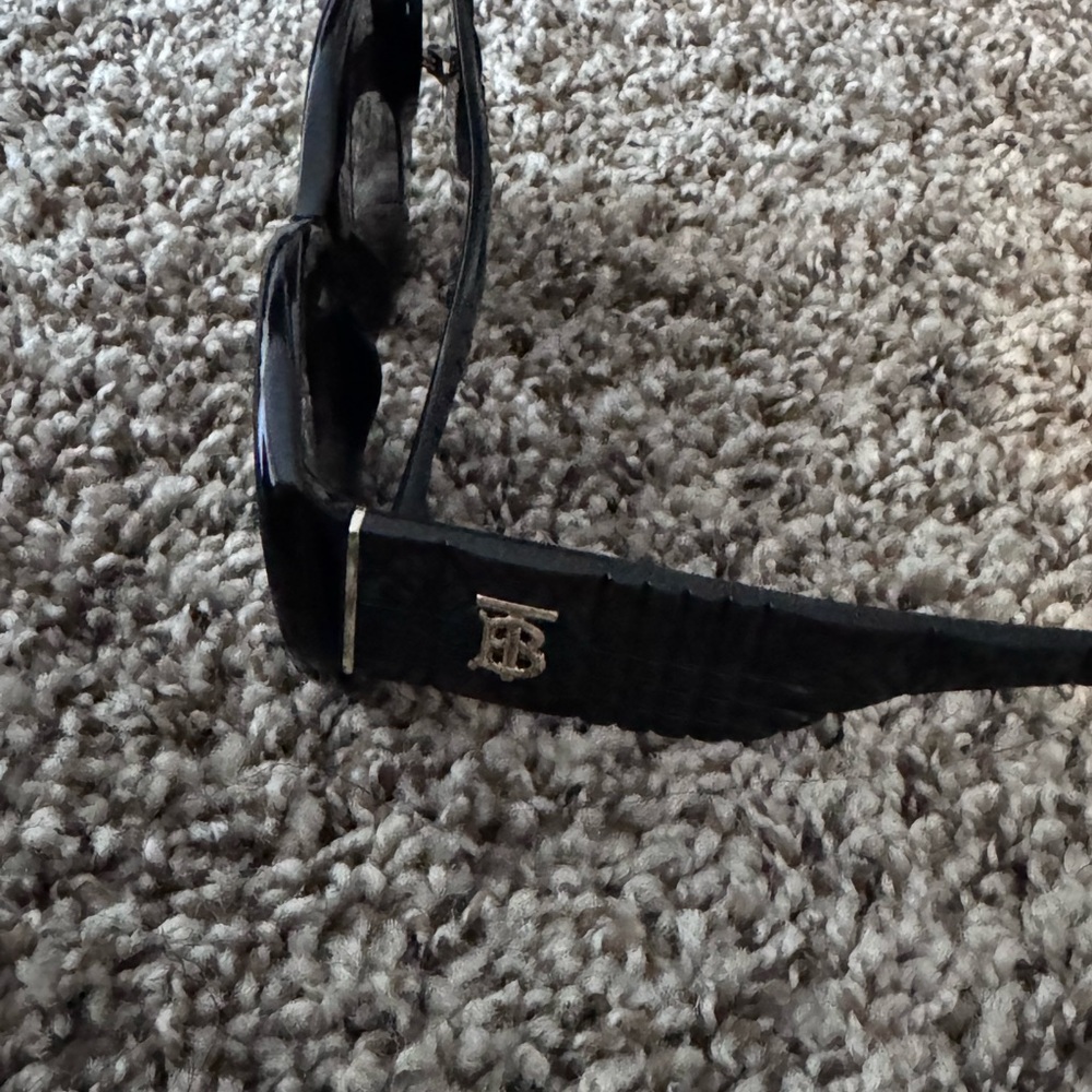 Burberry Black and Tan Oversized Sunglasses - Picture 5 of 10